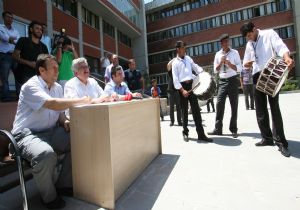 Erzurum caddelerinde davul şov..